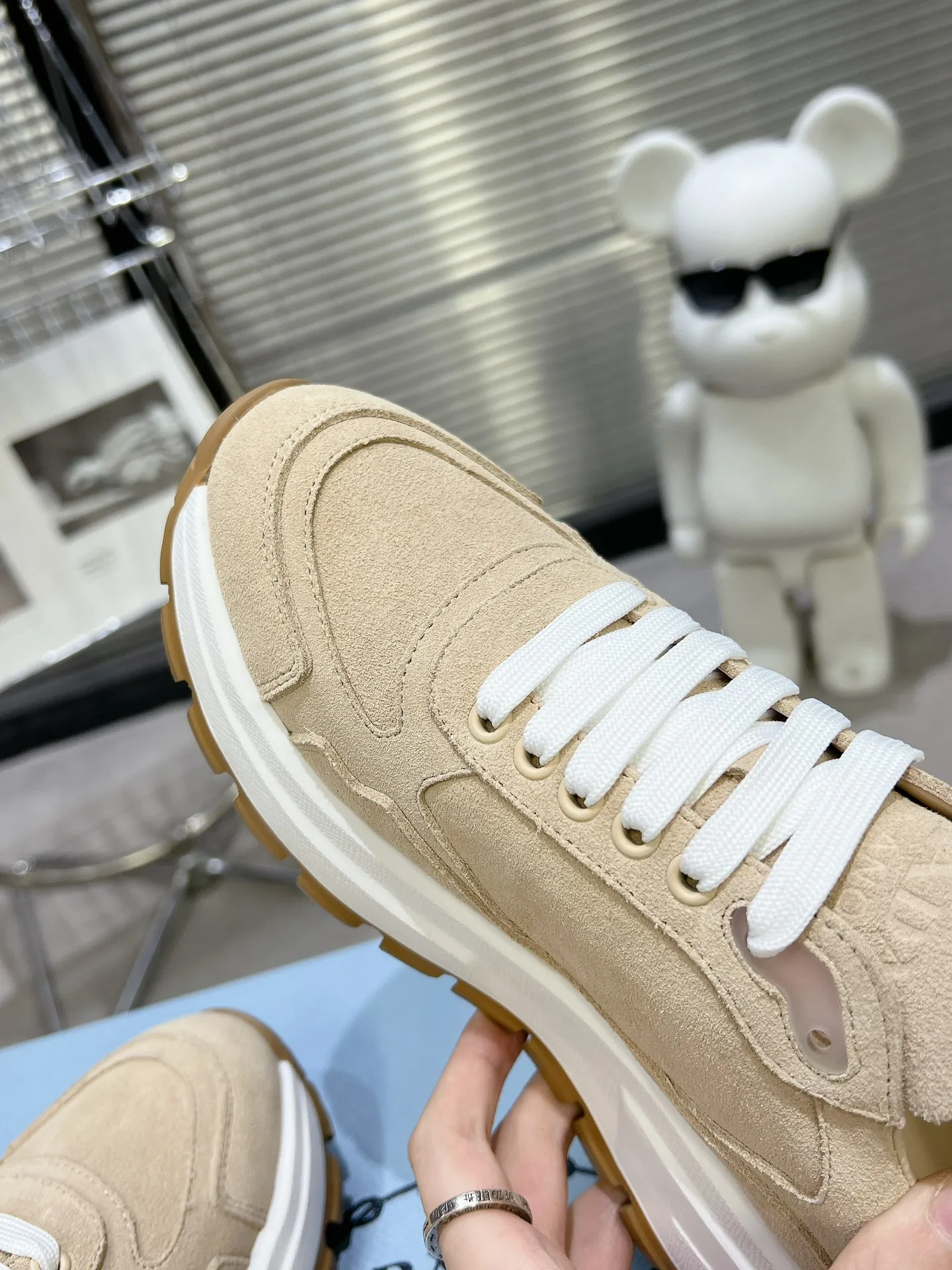 👟👟Ex-factory price 580👟👟 PRADA ²⁰²4 𝐬𝐬Prada’s new product comes with strength! ❣️Many Internet celebrities have the same style, fashionable and versatile nice items, original shoes are developed and purchased from Italian counters, and are reproduced 1:1 according to the original taste. This year’s theme is not to be defined, embodying texture through simplicity💛From thick-soled sneakers to zigzag short boots to 2024 flat shoes, everything reveals a sure-fire momentum...combining gentleness and handsomeness, the finishing touch for women❤️ The top-grade open-edge beaded cowhide with imported cowhide triangle logo is consistent with the original version, the wear-resistant and ultra-light two-color outsole, and the sheepskin lining are breathable and comfortable. ⚛Size: Women's 34-40 ⚛Size: Men's 39-45 Original packaging accessories. ⚛